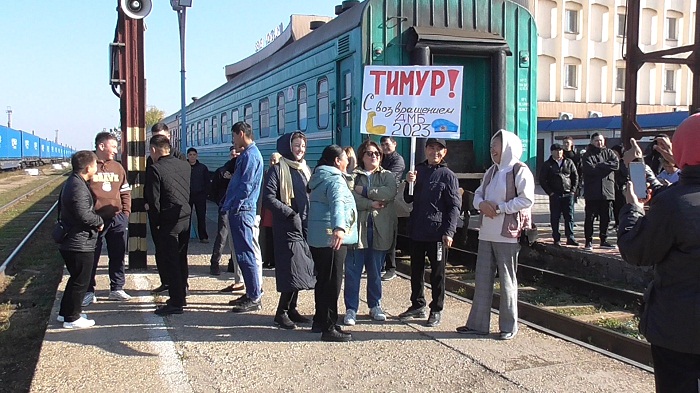 В Семее торжественно встретили уволенных в запас