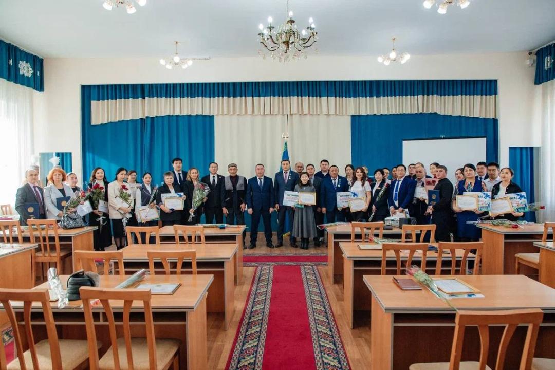 В Семее ряд граждан наградили по случаю Дня Республики