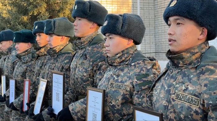 Солдаты в Семее получили гранты на образование