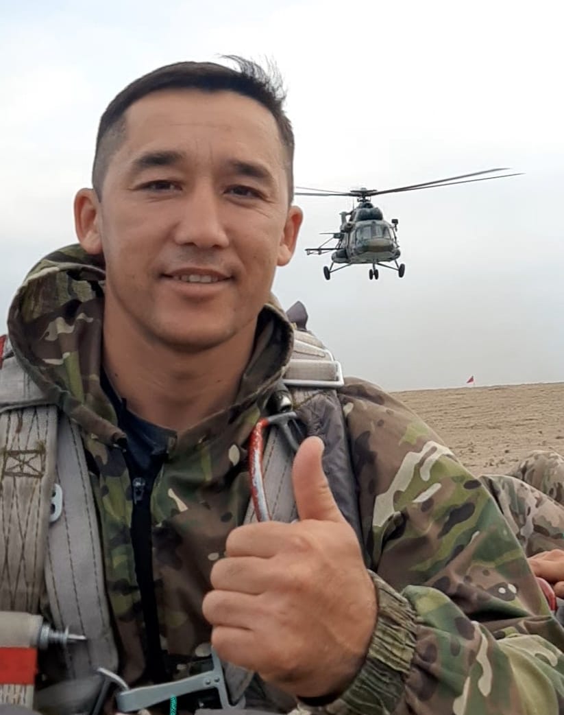 В Семее военнослужащий вынес из горящего дома пожилую женщину и семью с ребенком