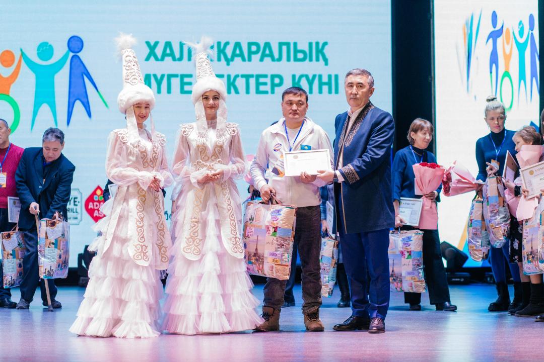 В Семее прошел концерт к международному Дню инвалидов