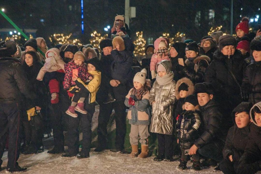 В Семее зажглись огни на главной новогодней елке