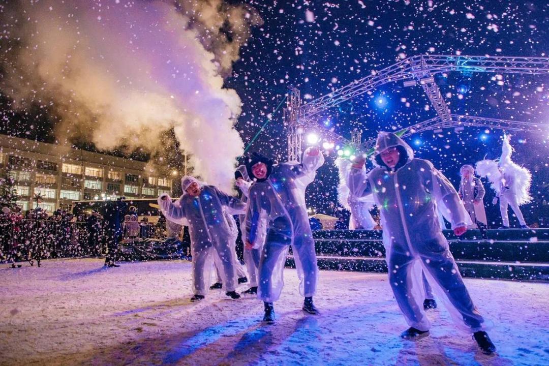 В Семее зажглись огни на главной новогодней елке