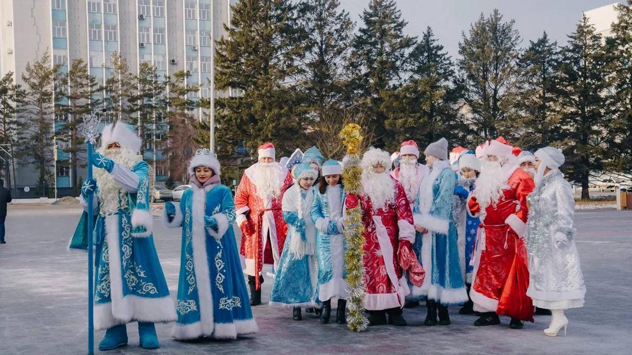 Новогодние подарки для детей вручили в акимате Семея