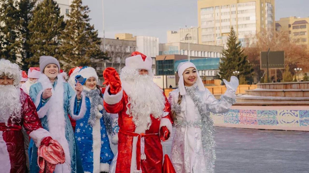 Новогодние подарки для детей вручили в акимате Семея