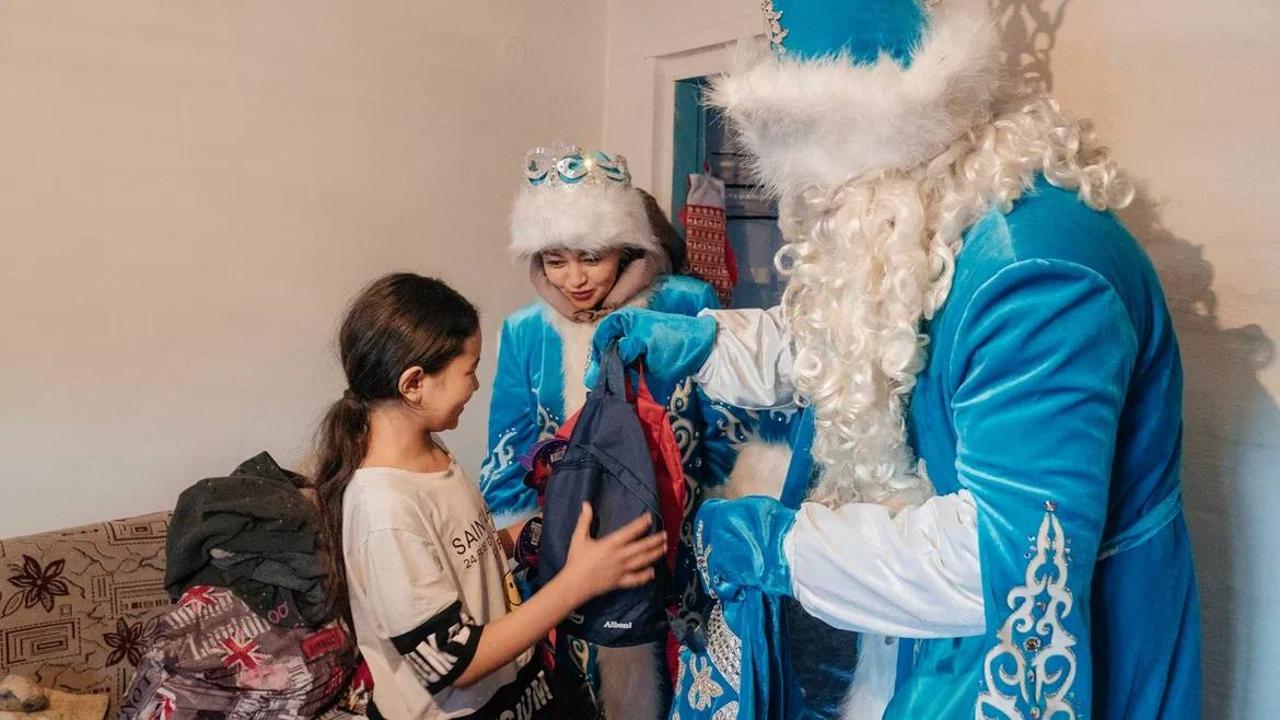 Новогодние подарки для детей вручили в акимате Семея