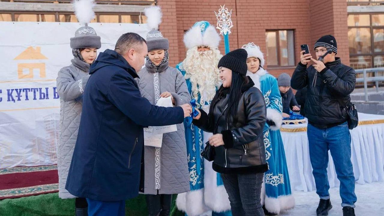 В канун Нового года ключи от квартир вручили 31 семье в Семее
