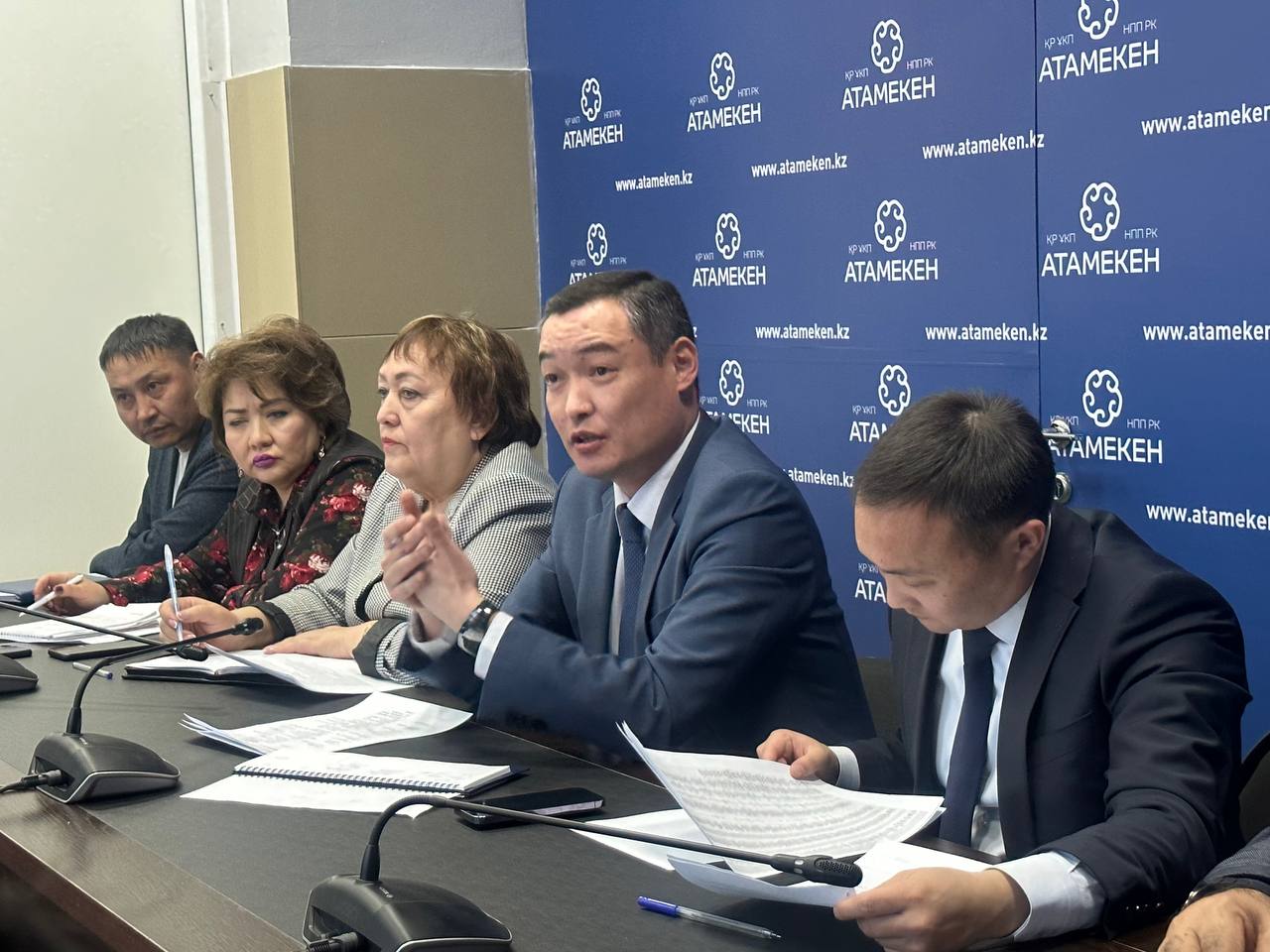 Банки и коммунальные службы готовы пойти навстречу пострадавшим предпринимателям ТЦ «Акшын»