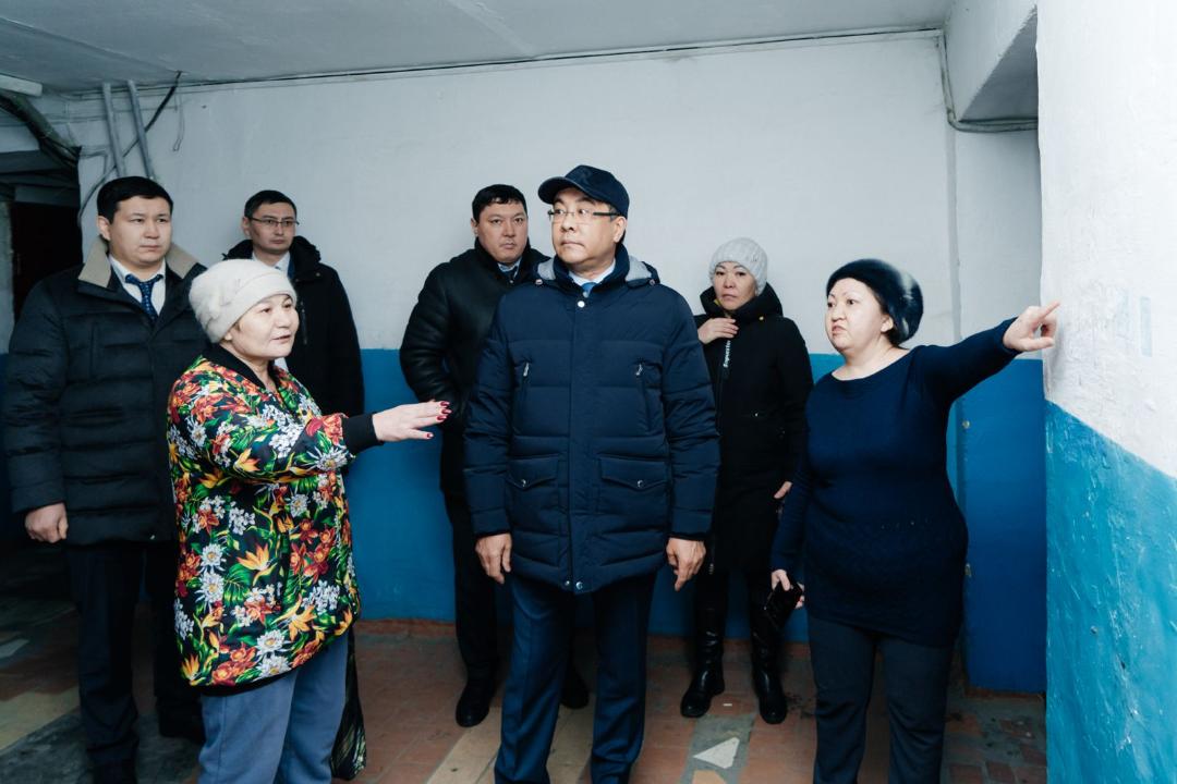 Аким области проверил состояние общежития в городе Семей