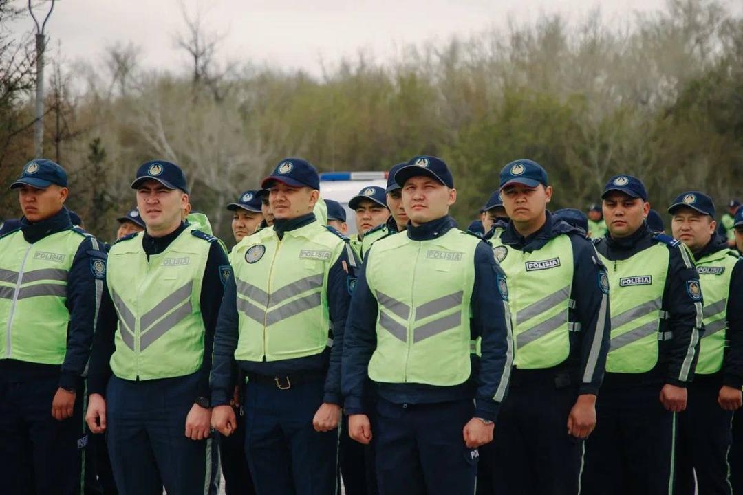 В Семее прошел гарнизонный развод комплексных сил полиции