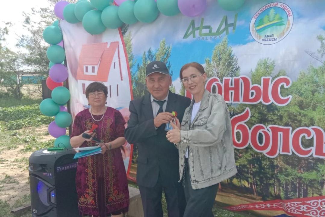 Ключи от новых домов вручили 2 семьям в Долонском сельском округе