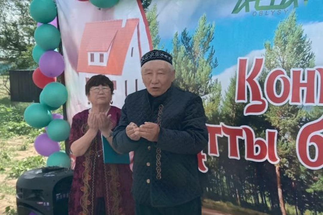 Ключи от новых домов вручили 2 семьям в Долонском сельском округе