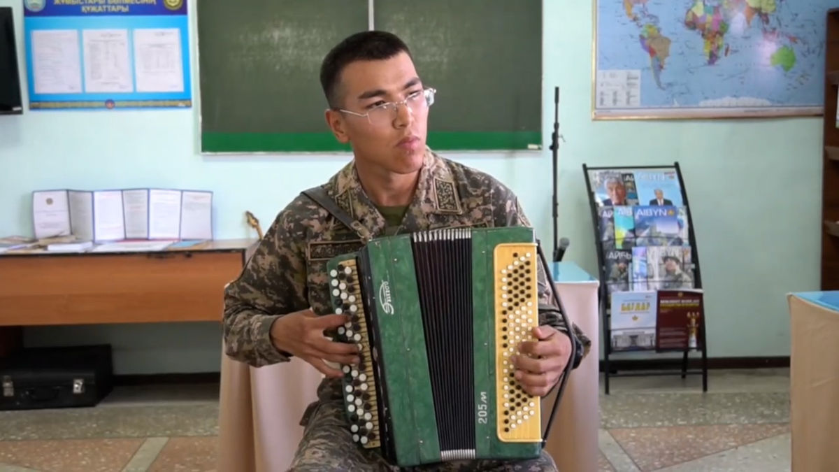 Многообещающий солдат-баянист