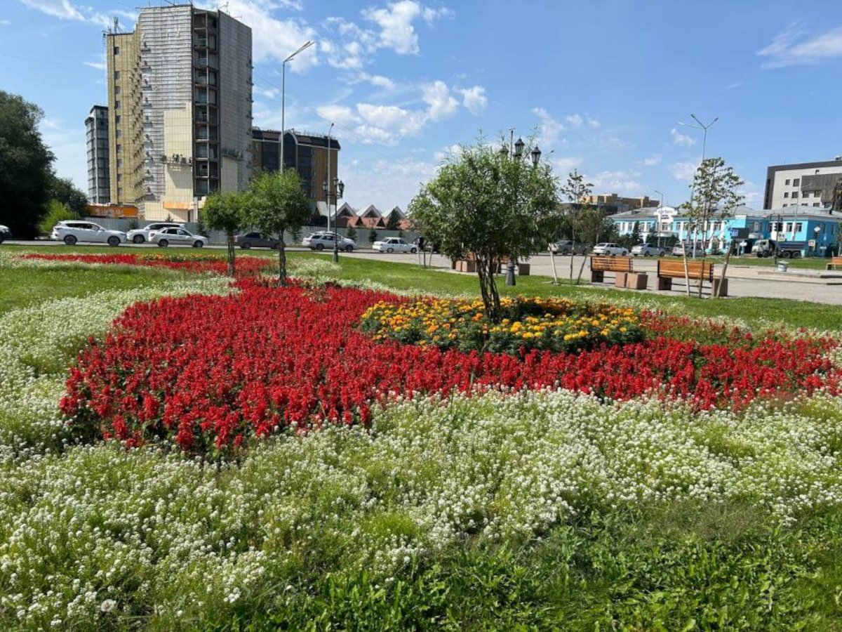 В этом году в Семее особое внимание было уделено посадке многолетних цветов