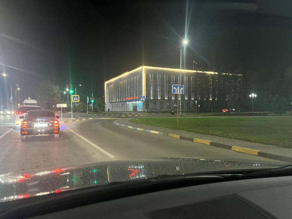 В Семее ведутся работы по установке декоративного ночного освещения