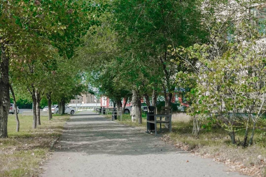 Замена и установка новых скамеек и урн в городе Семей