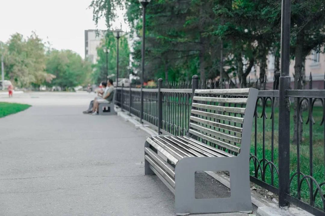 Замена и установка новых скамеек и урн в городе Семей