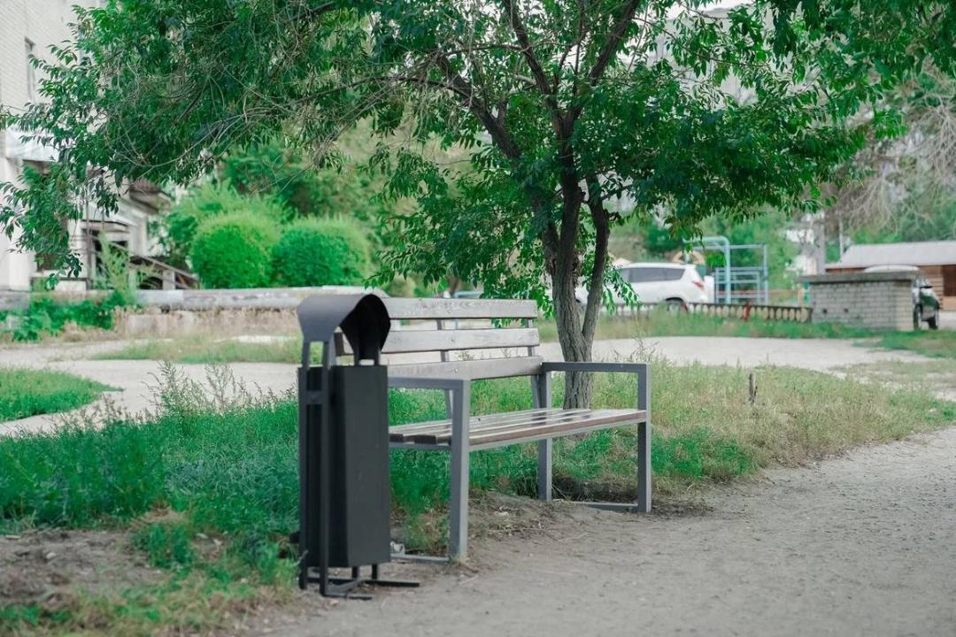 Замена и установка новых скамеек и урн в городе Семей