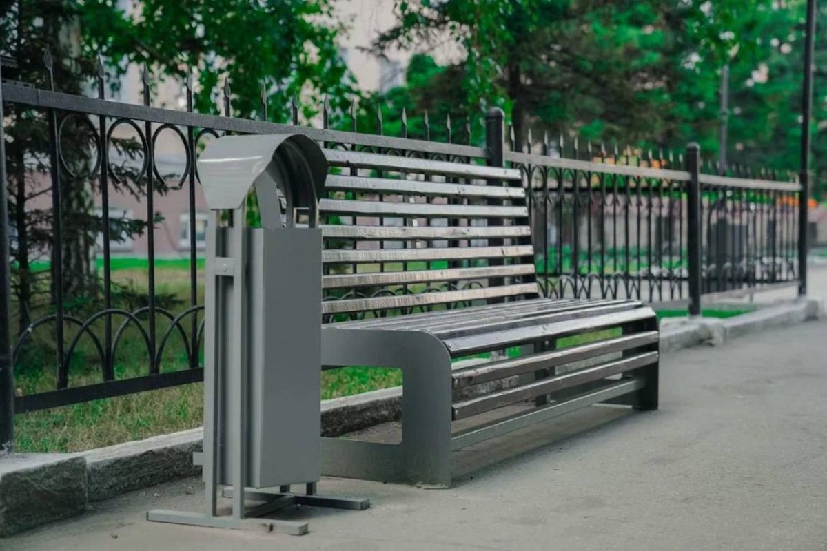 Замена и установка новых скамеек и урн в городе Семей