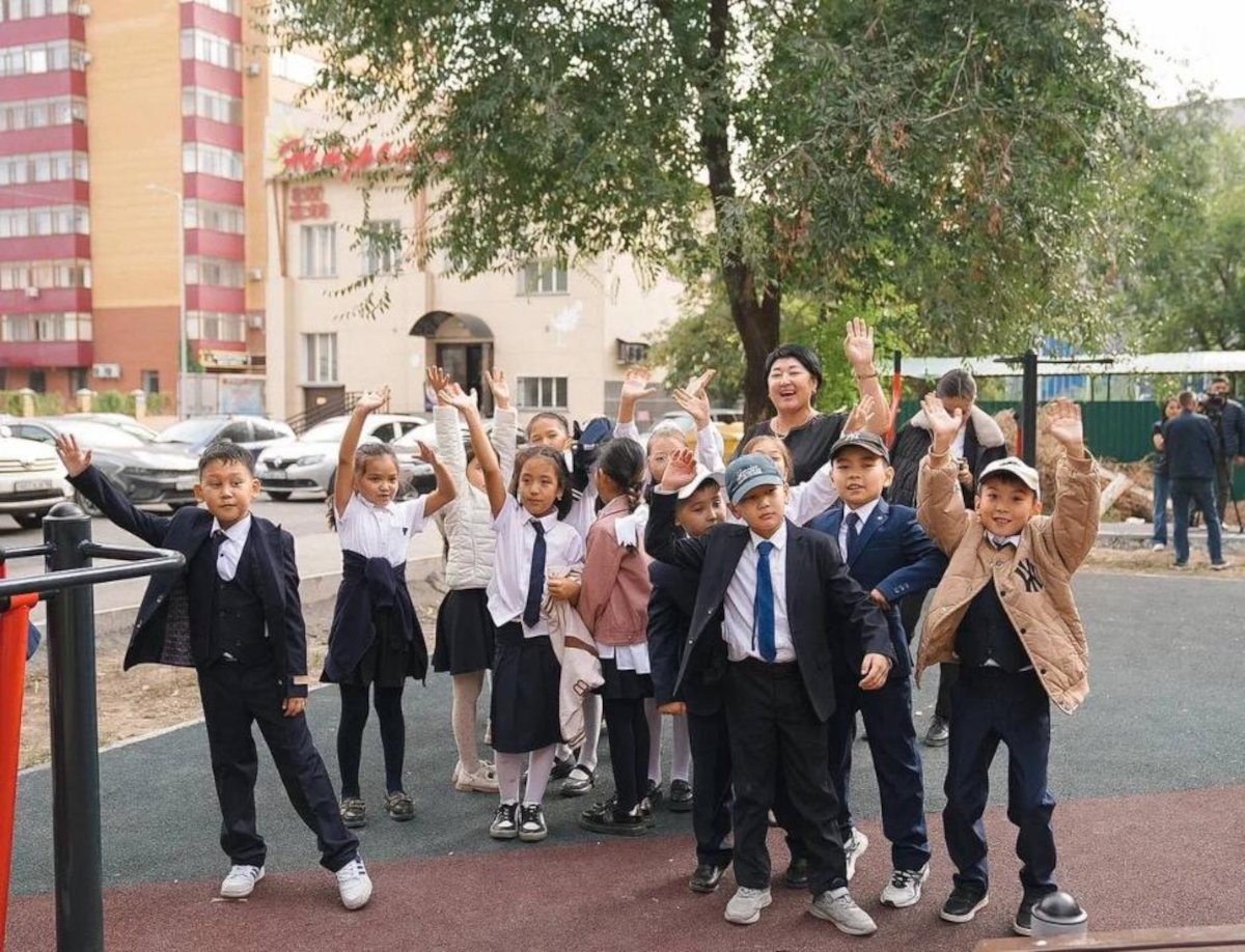 Во дворах Семея укладывают асфальт: в городе состоялось открытие одних из таких дворов
