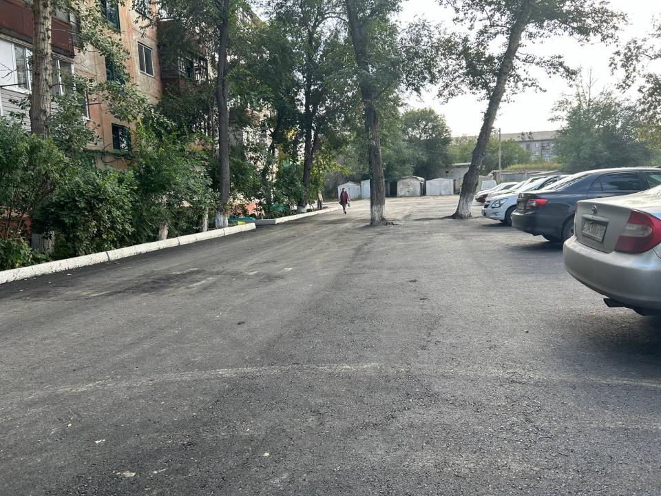 Во дворах Семея укладывают асфальт: в городе состоялось открытие одних из таких дворов