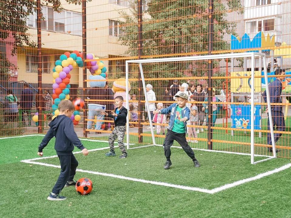Во дворах Семея укладывают асфальт: в городе состоялось открытие одних из таких дворов