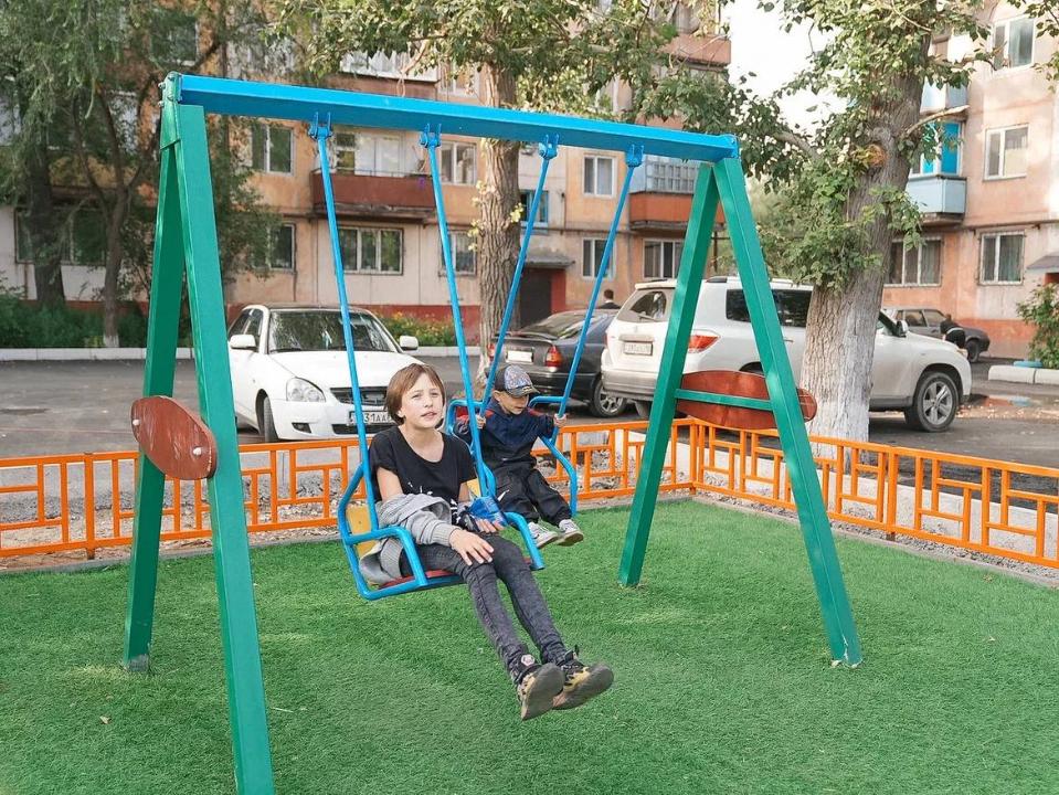 Во дворах Семея укладывают асфальт: в городе состоялось открытие одних из таких дворов