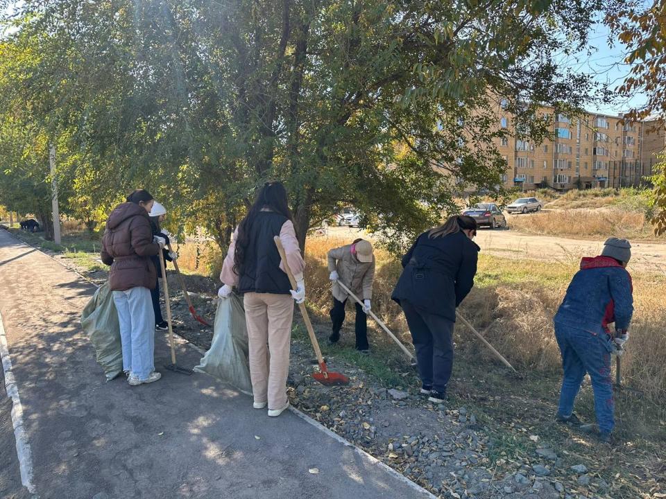Семей вышел на общегородской субботник