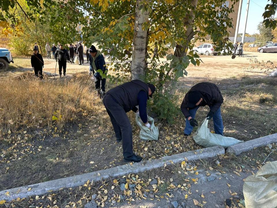 Семей вышел на общегородской субботник