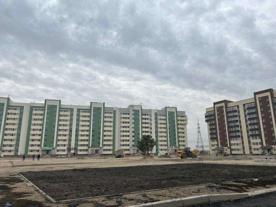 В городе Семей активно продолжаются работы по благоустройству дворов и строительству новых многоэтажных домов