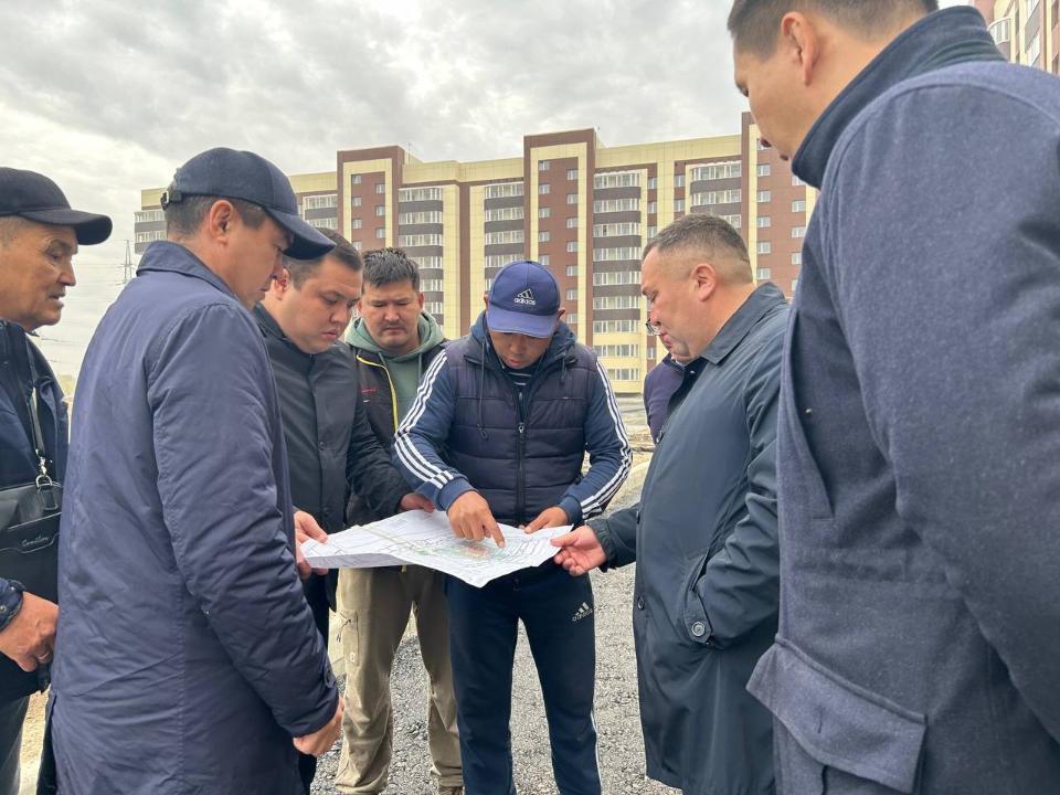В городе Семей активно продолжаются работы по благоустройству дворов и строительству новых многоэтажных домов