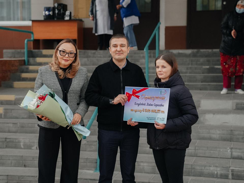 Выпускнице колледжа вручили сертификат на сумму 4 миллиона тенге в рамках акции «Мейірім»