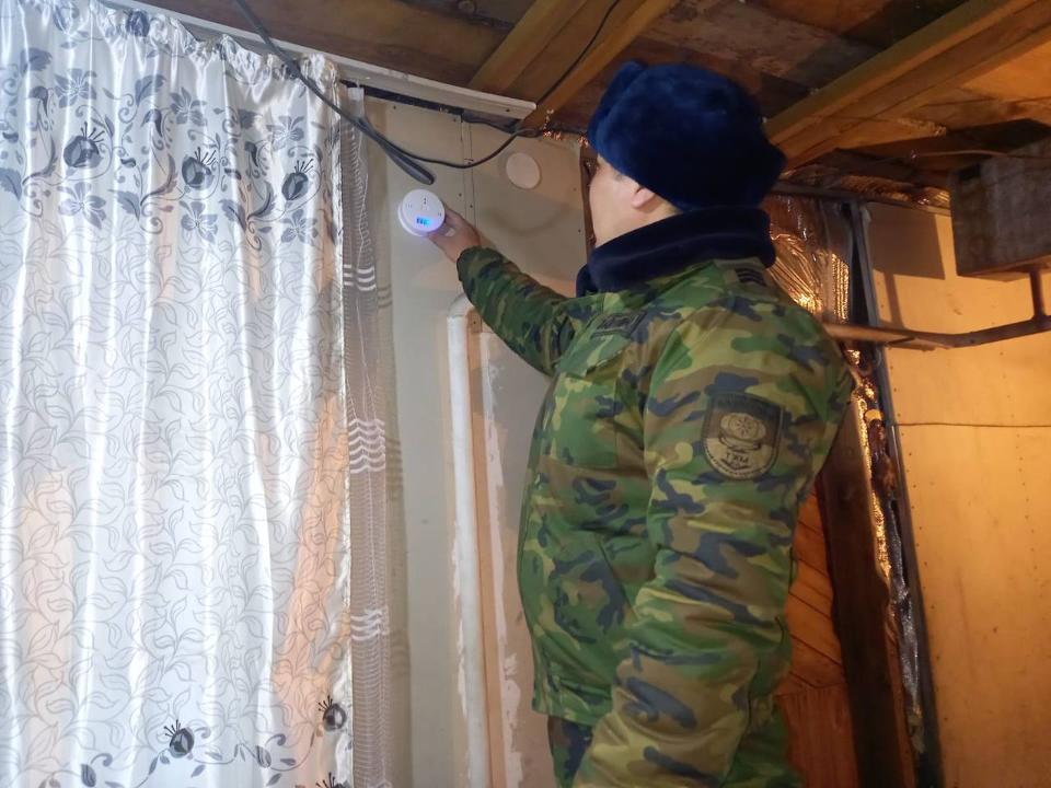 В Семее продолжается установка датчиков угарного газа в домах социально уязвимых слоев населения