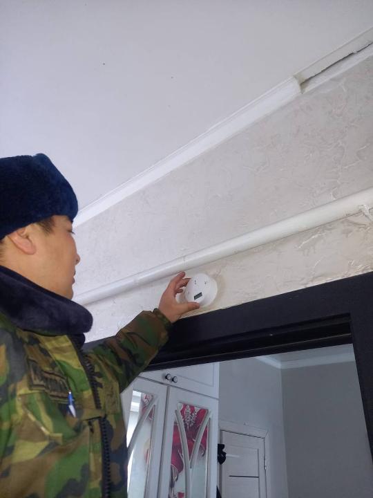 В Семее продолжается установка датчиков угарного газа в домах социально уязвимых слоев населения