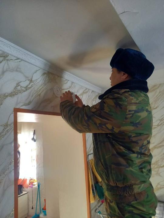 В Семее продолжается установка датчиков угарного газа в домах социально уязвимых слоев населения