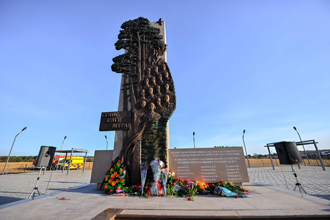Открылся памятник лесникам, погибших при тушении лесных пожаров в регионе