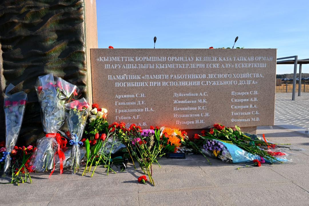 Открылся памятник лесникам, погибших при тушении лесных пожаров в регионе
