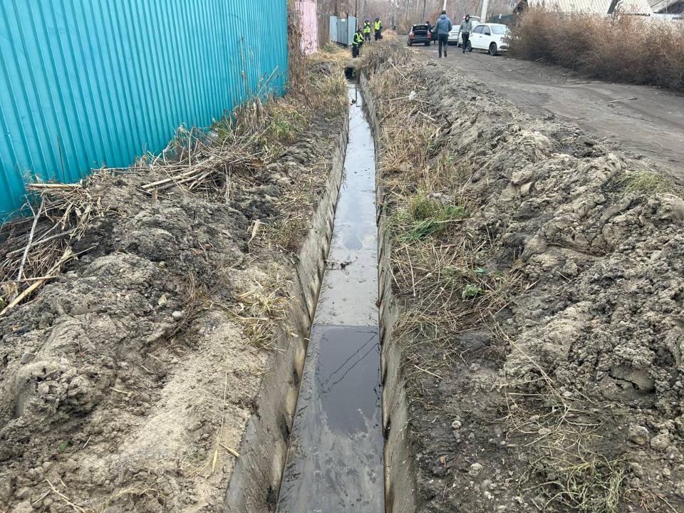 В рамках подготовки к паводкоопасному периоду 2025 года в Семее проводится работа по очистке арыков
