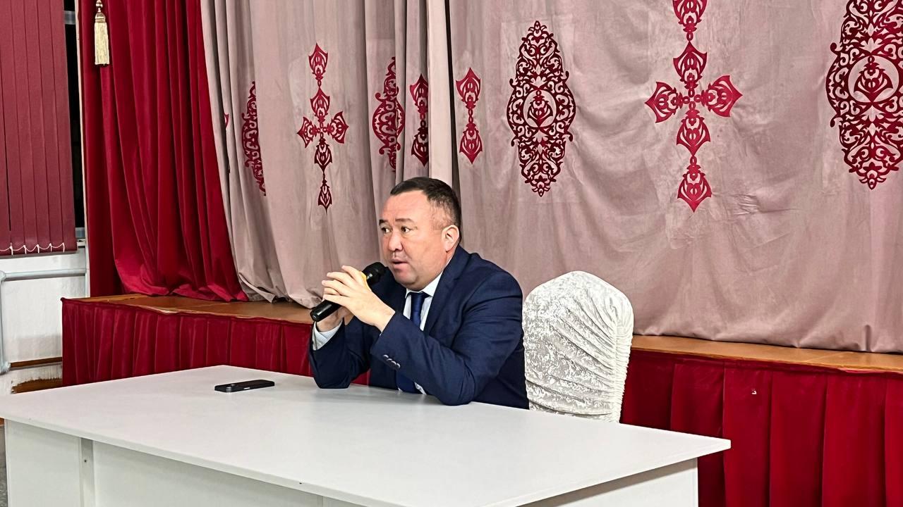 Аким Семея встретился с жителями поселка Водный