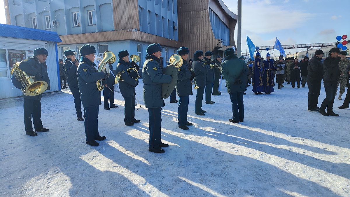 На железнодорожном вокзале города Семей встретили призера