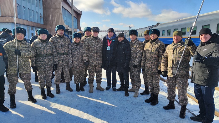 На железнодорожном вокзале города Семей встретили призера