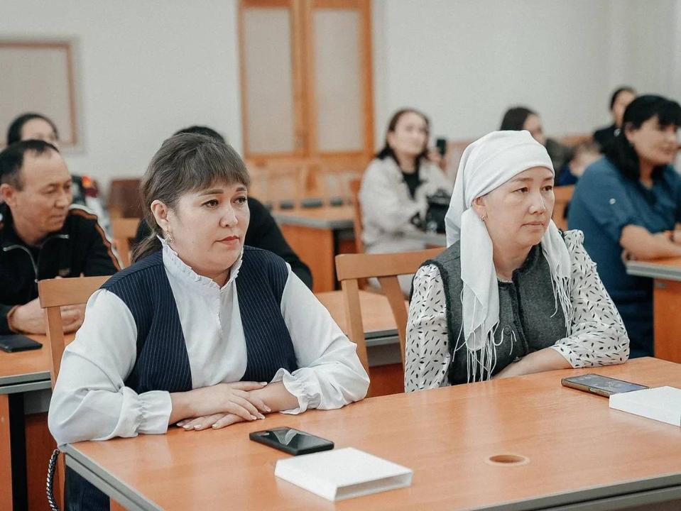 Аким города вручил многодетным матерям подвески «Алтын алқа» и «Күміс алқа»