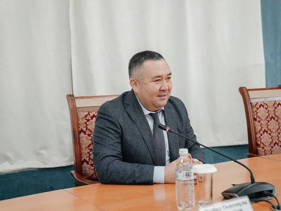 Аким города вручил многодетным матерям подвески «Алтын алқа» и «Күміс алқа»