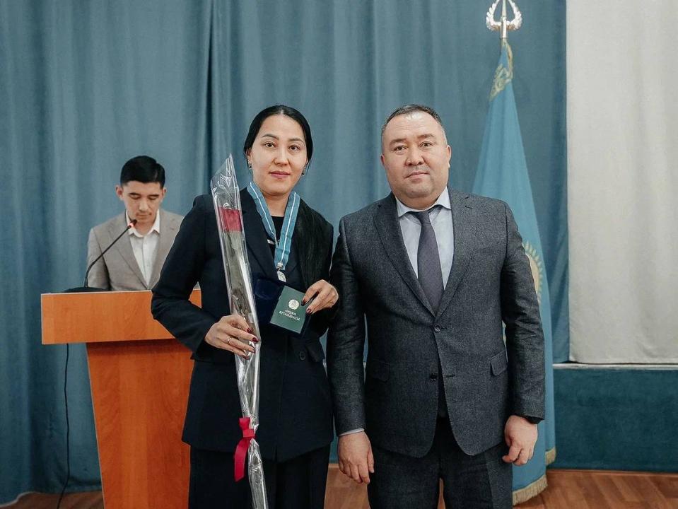 Аким города вручил многодетным матерям подвески «Алтын алқа» и «Күміс алқа»
