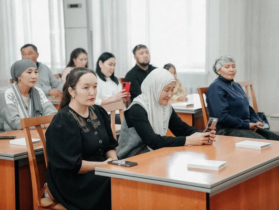 Аким города вручил многодетным матерям подвески «Алтын алқа» и «Күміс алқа»