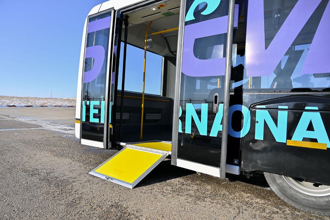 Аэропорт Семея будет перевозить пассажиров на новом автобусе