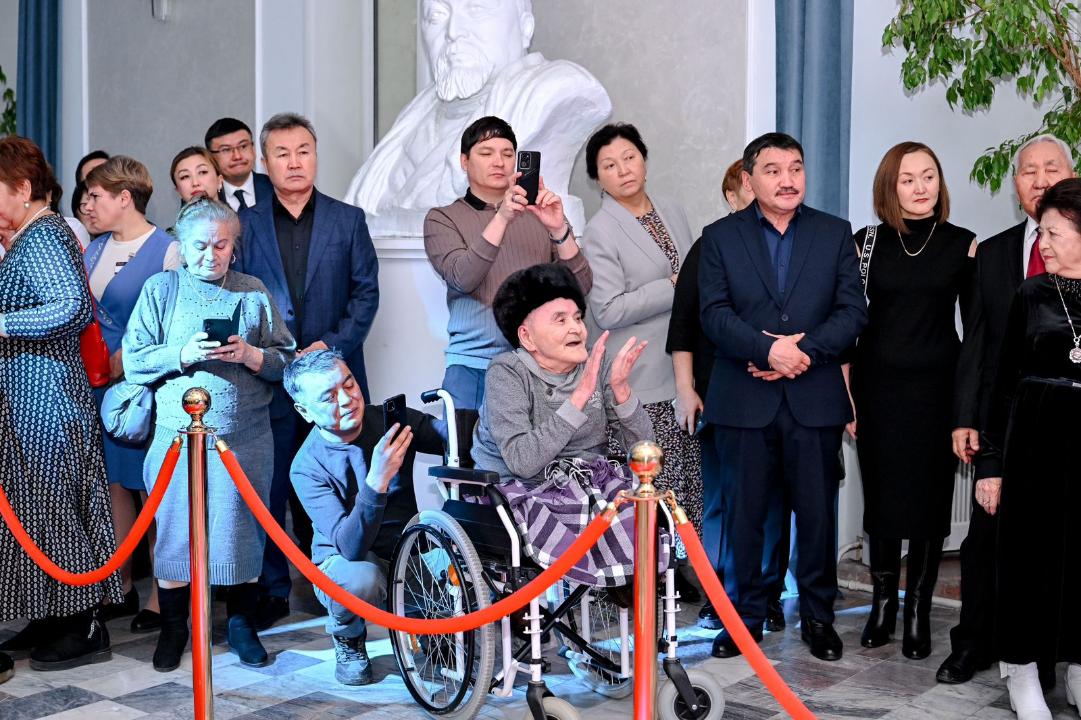 Казахский музыкальный-драматический театр имени Абая отмечает 90-летие