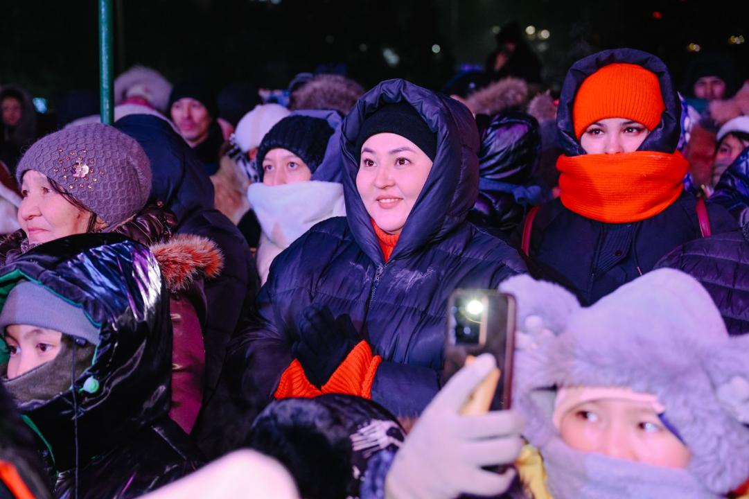 В Семее торжественно зажгли главную ёлку
