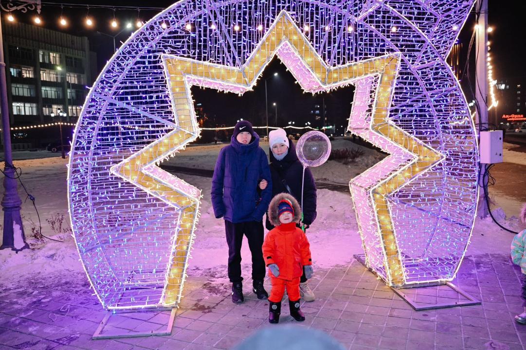 В Семее торжественно зажгли главную ёлку