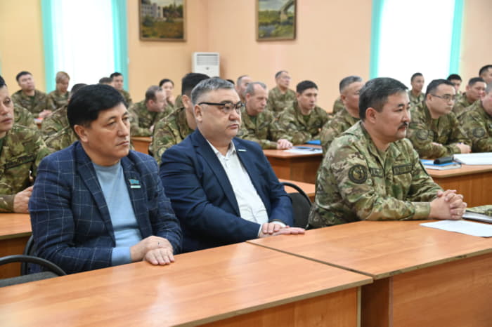 В Абайском гарнизоне депутат Нуртай Сабильянов встретился с военнослужащими